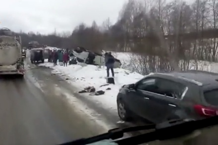 Восемь человек пострадали в ДТП с микроавтобусом в Тверской области