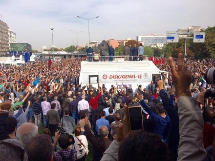 В Анкаре тысячи людей собрались на митинг в память о жертвах теракта