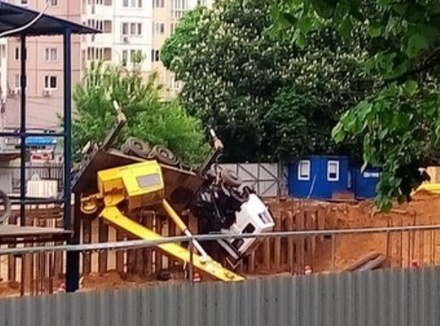 На юге Москвы упал строительный кран