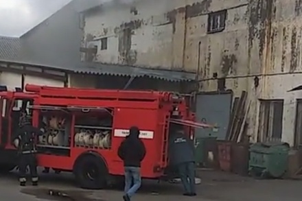 В Петербурге горят склады 