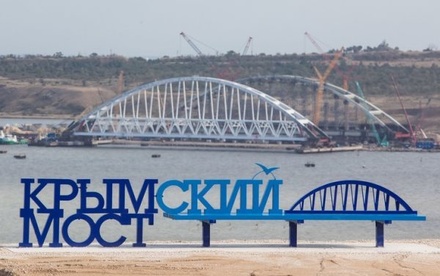 В Керчи установили пятиметровую скамейку в честь моста в Крым