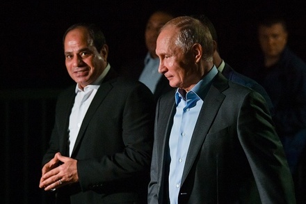 Президенты России и Египта прогулялись по набережной Сочи и пообщались с отдыхающими