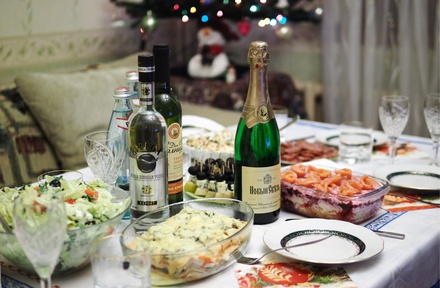 Эксперты подсчитали стоимость новогоднего стола в России