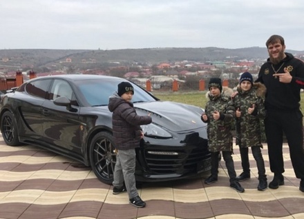 Дети Рамзана Кадырова подарили своему тренеру по борьбе Porsche