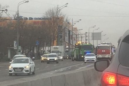 На Варшавском шоссе после ДТП перевернулось два грузовика