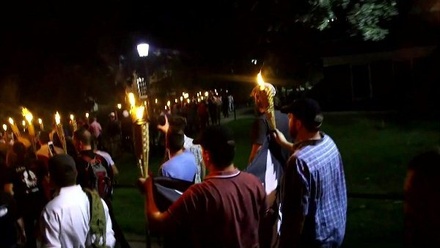 В Вирджинии расисты устроили факельный митинг