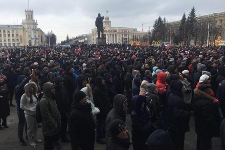 Дополнительные силы ОМОН прибыли на стихийный митинг в Кемерове