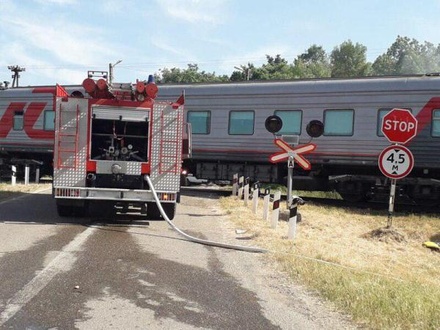 Пожар на месте столкновения поезда с грузовиком в Адыгее потушили