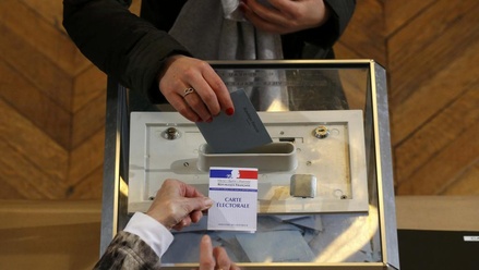 Во Франции начался второй тур выборов президента