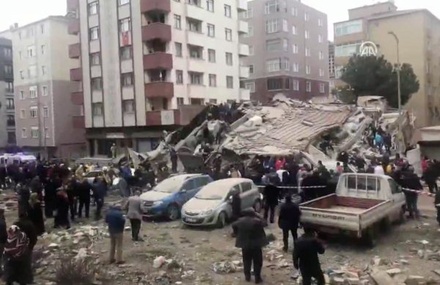По меньшей мере один человек погиб при обрушении здания в Стамбуле