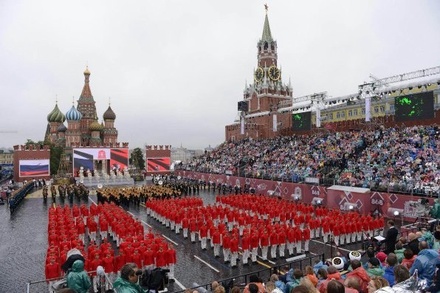 Празднование Дня города началось на Красной площади под дождём