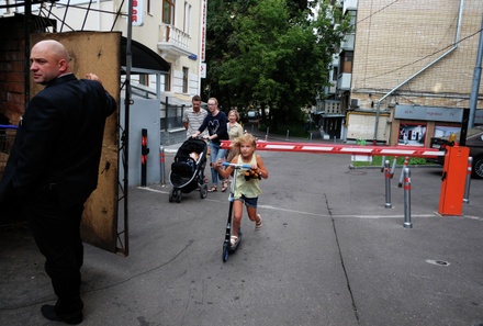 Жители всех районов Москвы смогут получить субсидии на установку во дворах шлагбаумов