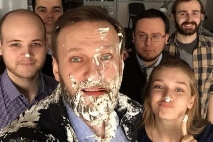 Блогер Кононенко считает нормальной реакцию Навального на бросок тортом