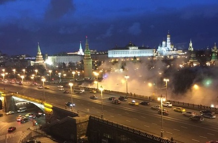 Очевидцы сообщают о прорвавшемся водопроводе возле Кремля