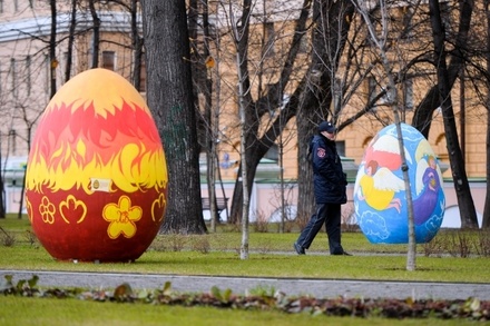 Синоптики предупредили об угрозе падения пасхальных декораций в Москве 