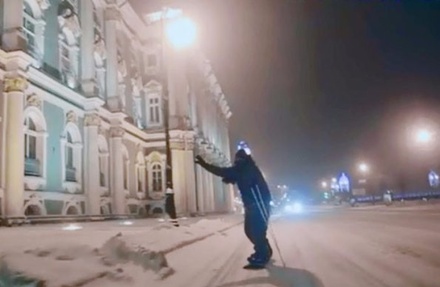 Жителей Петербурга попросили не кататься на сноубордах по заснеженным улицам