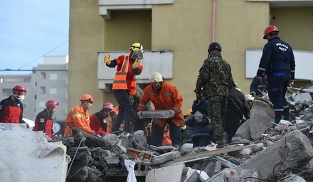 Спасатели завершили поисковую операцию после землетрясения в Албании