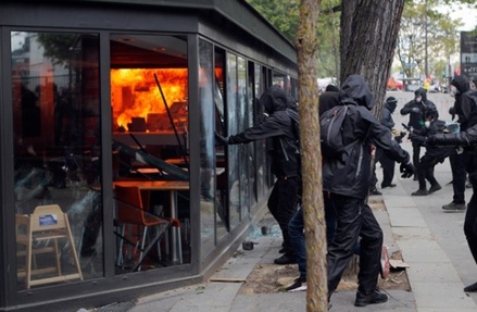 Эммануэль Макрон осудил массовые беспорядки в Париже