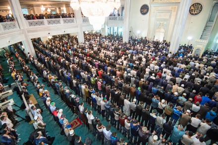Тысячи мусульман совершили в Москве праздничную молитву по случаю Ураза-байрама