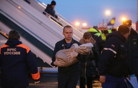 Самолёт МЧС доставил на лечение в Москву 22 тяжелобольных ребёнка из Донбасса