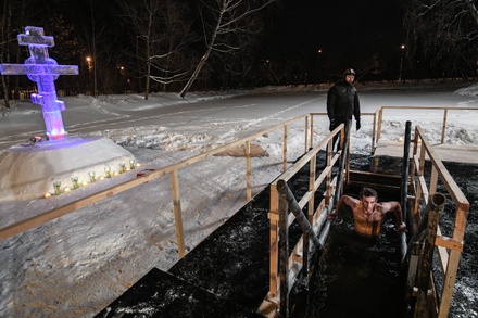 Власти Москвы призвали не приходить на крещенские купания пьяными