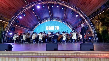 На день рождения Жириновского привезли народный ансамбль, партийный автобус и бочку с квасом