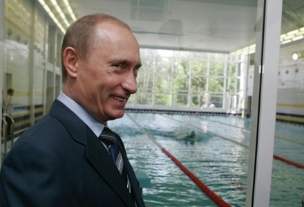 Песков рассказал, что Путин почти каждый день проплывает километр