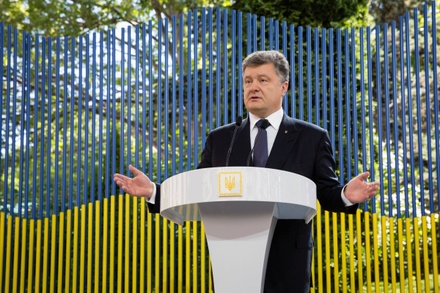 Порошенко внёс в парламент поправки об особом статусе Донбасса