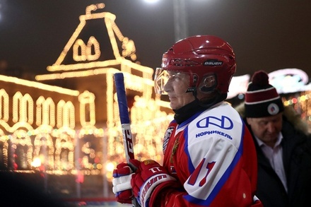Владимир Путин вышел на матч Ночной хоккейной лиги на Красной площади