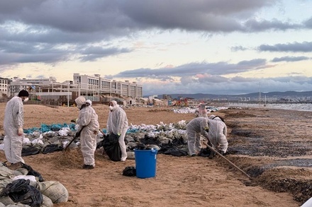 На Кубани обнаружили повторное загрязнение береговой полосы мазутом