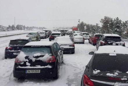 Тысячи машин заблокированы на дорогах Испании из-за снегопада