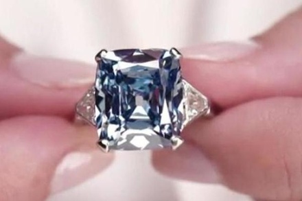 На торгах в Нью-Йорке продали уникальный голубой бриллиант за 18,3 млн долларов