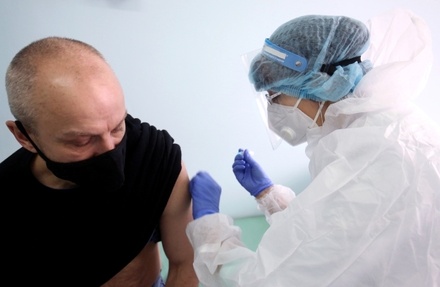 Глава Минздрава призвал не снимать защитные маски после вакцинации от коронавируса