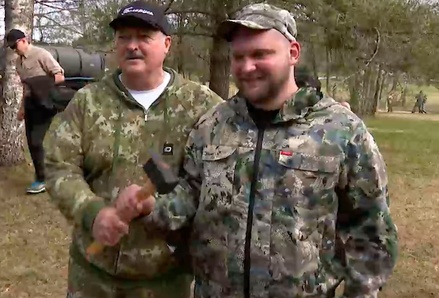 Александр Лукашенко подарил журналисту кувалду
