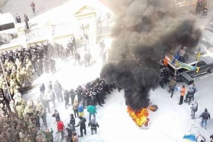 Митингующие у администрации президента Украины объявили акцию бессрочной