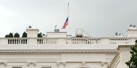 В связи с кончиной сенатора Джона Маккейна флаг у Белого дома приспущен