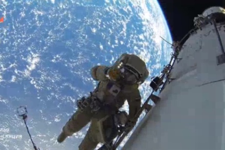 Российские космонавты забрали провисевшее 10 лет в космосе полотенце