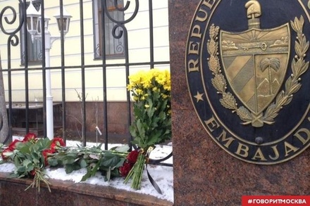 Москвичи несут цветы к резиденции посла Кубы в знак скорби по Фиделю Кастро