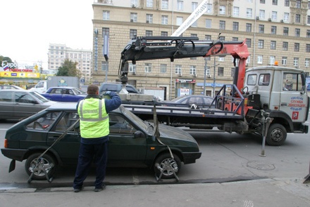 25 машин без госзнаков или с нечитаемыми номерами эвакуировано в Москве за 3 дня