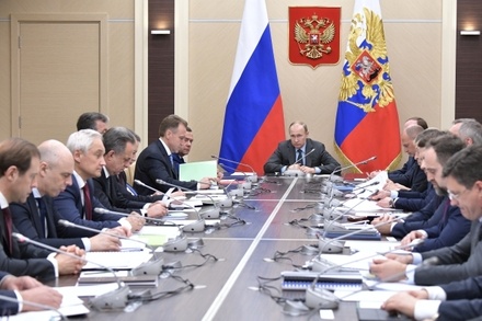 Владимир Путин поблагодарил правительство Дмитрия Медведева за работу 