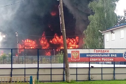 В Новой Москве горит лакокрасочный завод