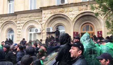 В Абхазии протестующие начали штурм президентской администрации