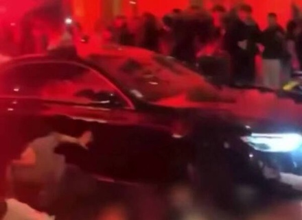 В Париже автомобиль врезался в группу болельщиков ПСЖ