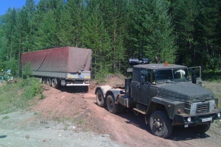 В Красноярском крае фуру вытащили из леса спустя 11 дней после ДТП