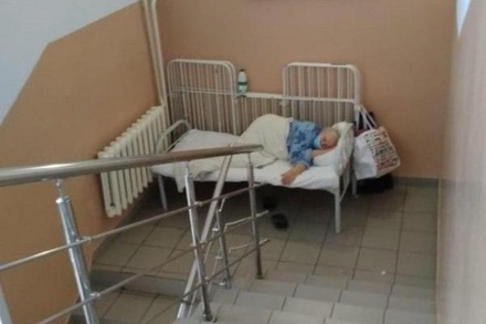 Пациентов больницы под Новосибирском стали укладывать на лестничных клетках
