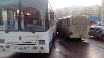 Два автобуса столкнулись в Уфе из-за плохого самочувствия водителя