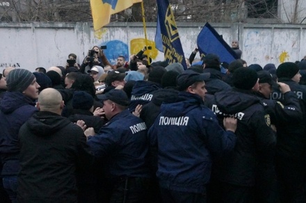 В беспорядках в украинских Черкассах пострадали 22 полицейских