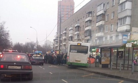 Автобус наехал на остановку у метро «Сходненская» в Москве