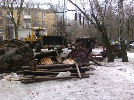Власти снесли в Кунцеве самодельную детскую площадку против воли местных жителей