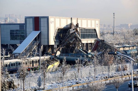 Число погибших при крушении поезда в Анкаре возросло до семи